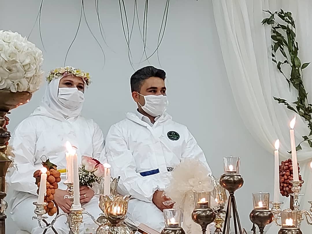 گفتگوی خواندنی با زوج پرستاری که با لباسی عجیب پای سفره عقد نشستند