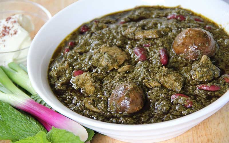 طرز تهیه قورمه‌سبزی با سبزی خشک | از چه سبزی‌هایی استفاده کنیم؟