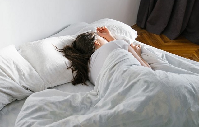 برای درمان سریع رفلاکس به سمت چپ بخوابید