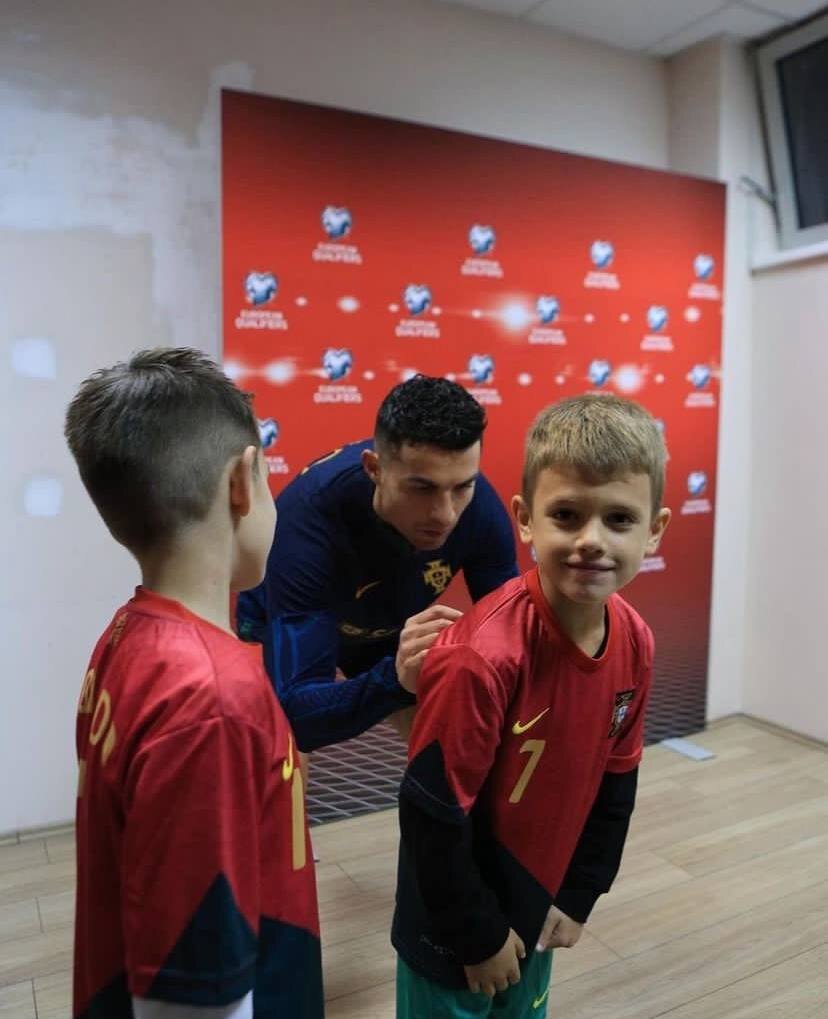 عکس| ذوق‌زدگی پسر کاپیتان تیم رقیب از دیدن رونالدو