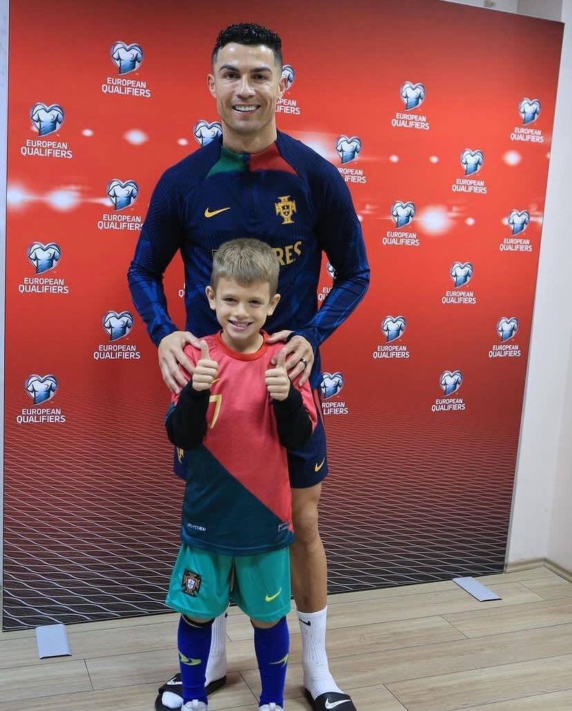 عکس| ذوق‌زدگی پسر کاپیتان تیم رقیب از دیدن رونالدو