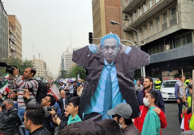 عکس تحقیر شده نتانیاهو در راهپیمایی ۱۳ آبان /تابوت اسرائیل بر دوش یک زن /طومار شکایت قضایی علیه آمریکا امضا می شود