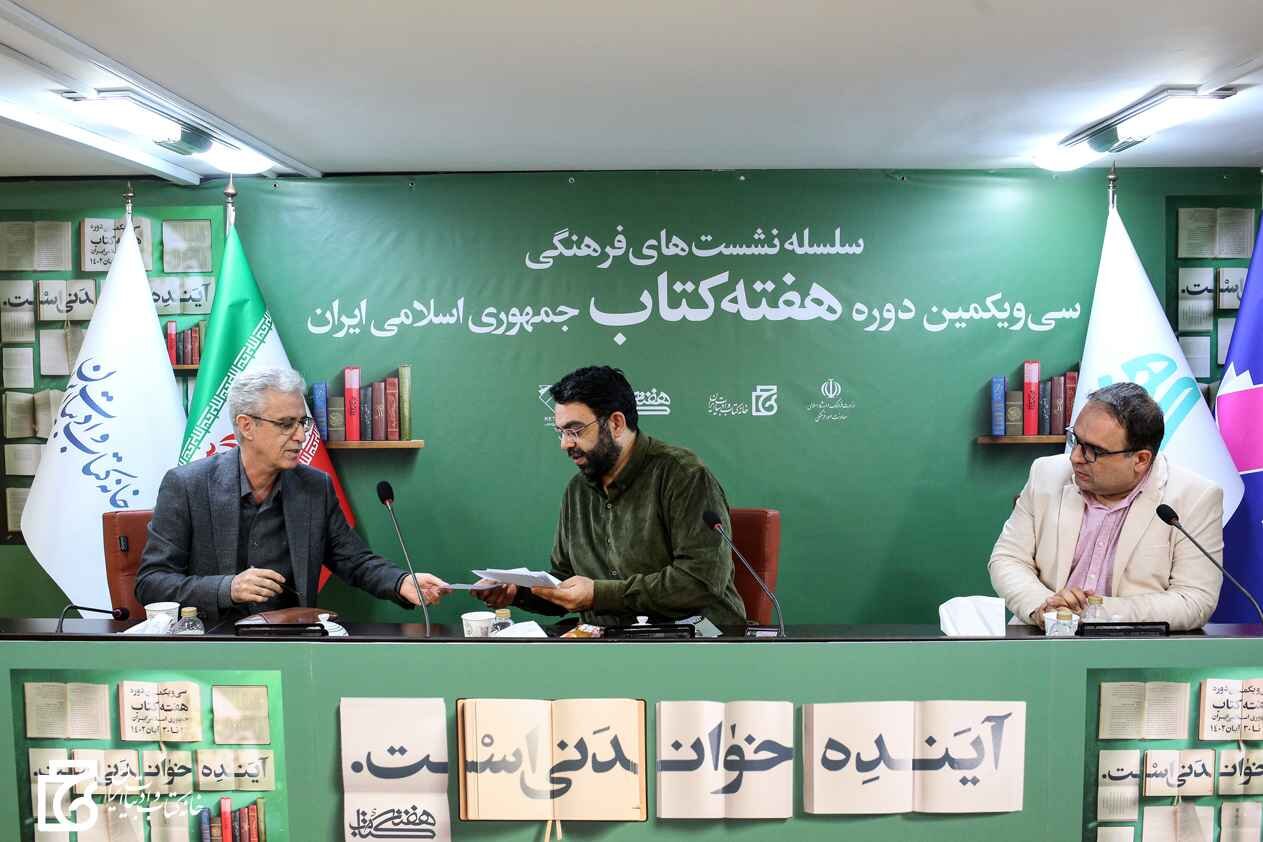 ناصرالدین شاه تحت تاثیر پدیده روزنامه شرح سفرهای خود را می‌نوشت