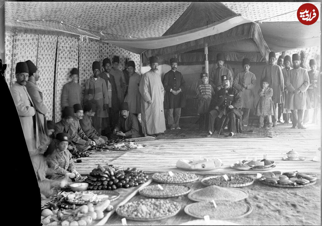 عکسی از ناصرالدین‌شاه با عمله‌جات اهل طرب و بازیگران در مراسمی ویژه/ اصطلاح «بادمجان دور قاب‌چین» از کجا شکل گرفت؟