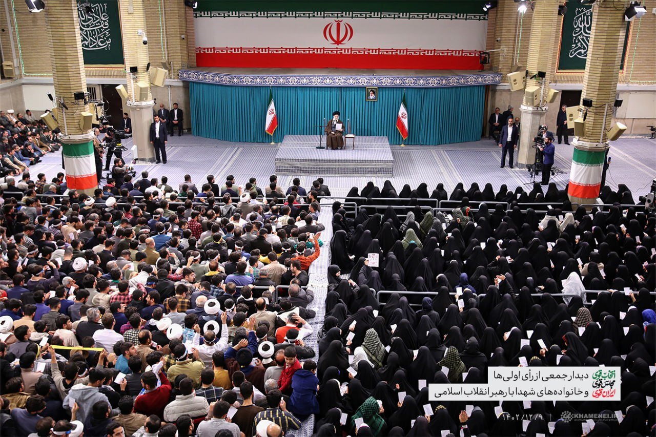 اولین عکس از دیدار رأی اولی‌ها و خانواده‌های شهدا با رهبر انقلاب