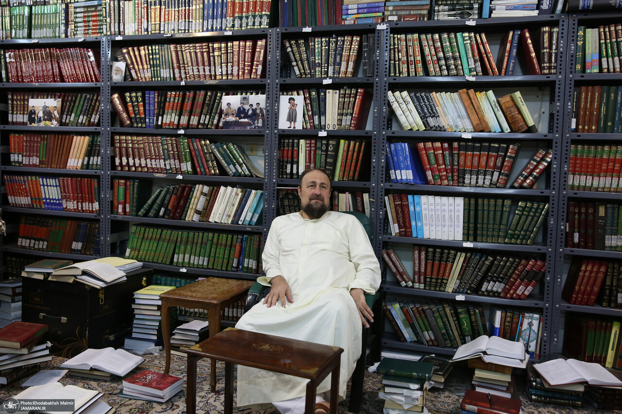 عکس دیده نشده از سیدحسن خمینی با پوششی متفاوت /سیدمحمد خاتمی وارد شد