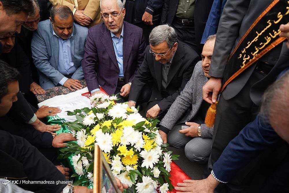 عکسی از احمدی نژاد درحال فاتحه خوانی بر پیکر وزیر فوت شده اش /بذرپاش هم آمد