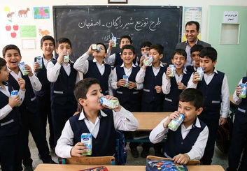 آغاز توزیع «شیر» رایگان در مدارس اصفهان؛ سرمایه‌گذاری ۳۰۰ میلیاردی برای نجات نسل آینده از فقر کلسیم
