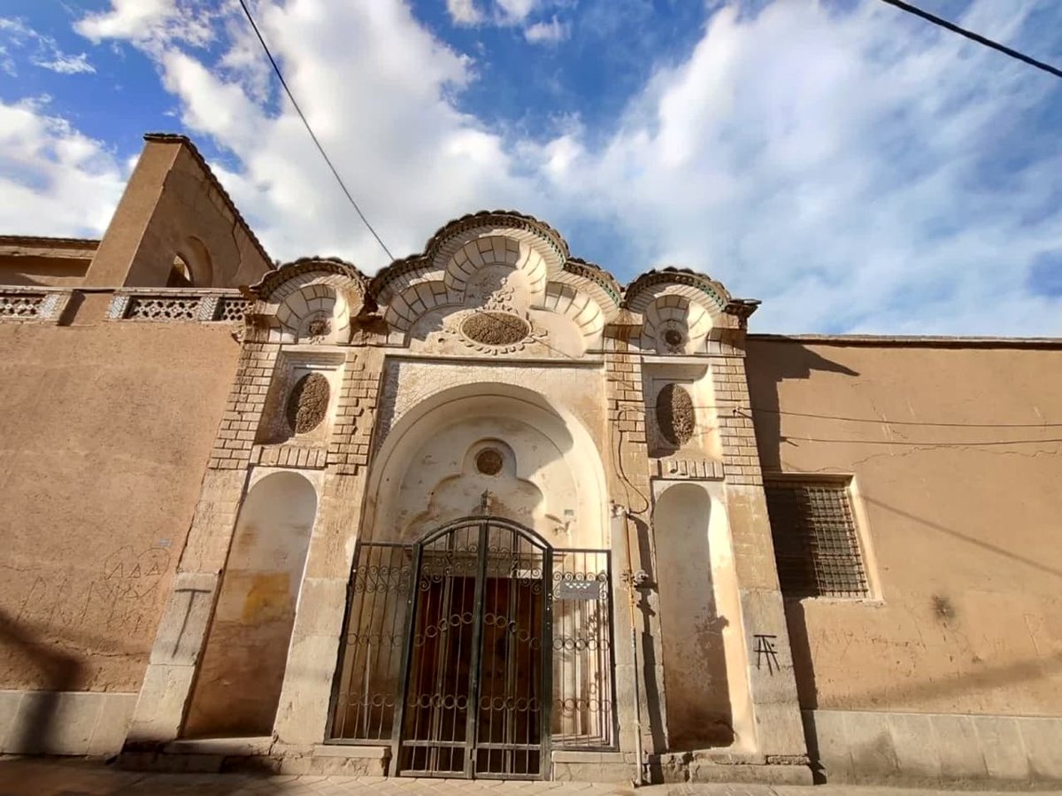 ایستاده و ساکت