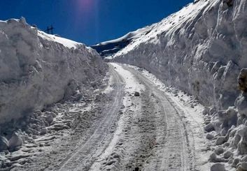 وضعیت قرمز در جاده‌های غرب و جنوب اصفهان؛ ممنوعیت تردد غیرضروری و آماده‌باش ۵۰۰ تیم راهداری برای مقابله با کولاک