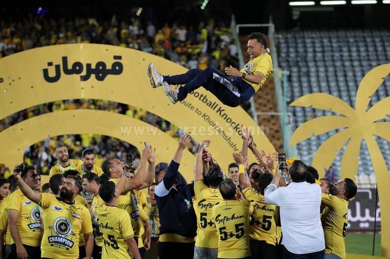 جام بر دستان ستاره‌های سپاهان زیر نخل‌های طلایی 