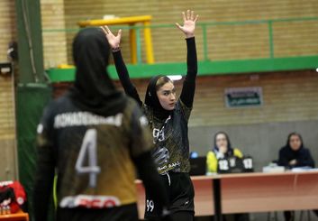 صعود مقتدرانه طلایی‌پوشان سپاهان و وداع تلخ پدیده گلپایگان؛ پلی‌آف در سایه انصراف‌های سریالی