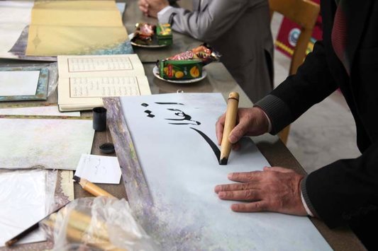 تحریر مشق انقلاب توسط هنرمندان خوشنویس در فرهنگسرای مبارکه