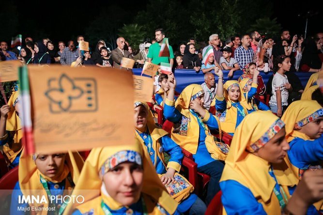 پرواز پروانه‌ها بر فراز گنبدهای فیروزه‌ای اصفهان