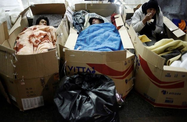 ساز کارتن خوابی در سوز خیابان‌های شهر