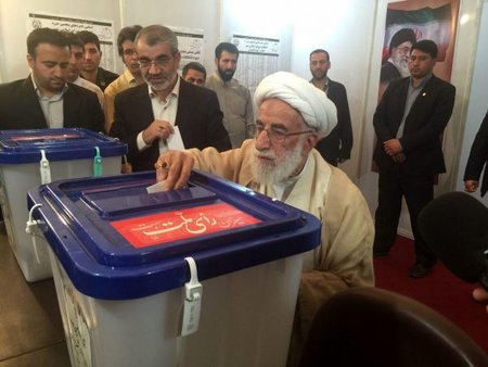 حضور آیت الله جنتی پای صندوق رای