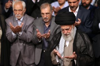 مراسم نماز جماعت ظهر و عصر به امامت امام خامنه‌ای برگزار می‌شود