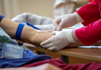 خدمات نمونه گیری در منزل اصفهان با پوشش همه بیمه ها!