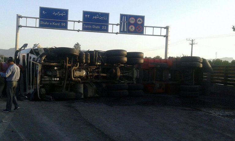 تصادف و واژگونی تریلی در اتوبان ذوب آهن