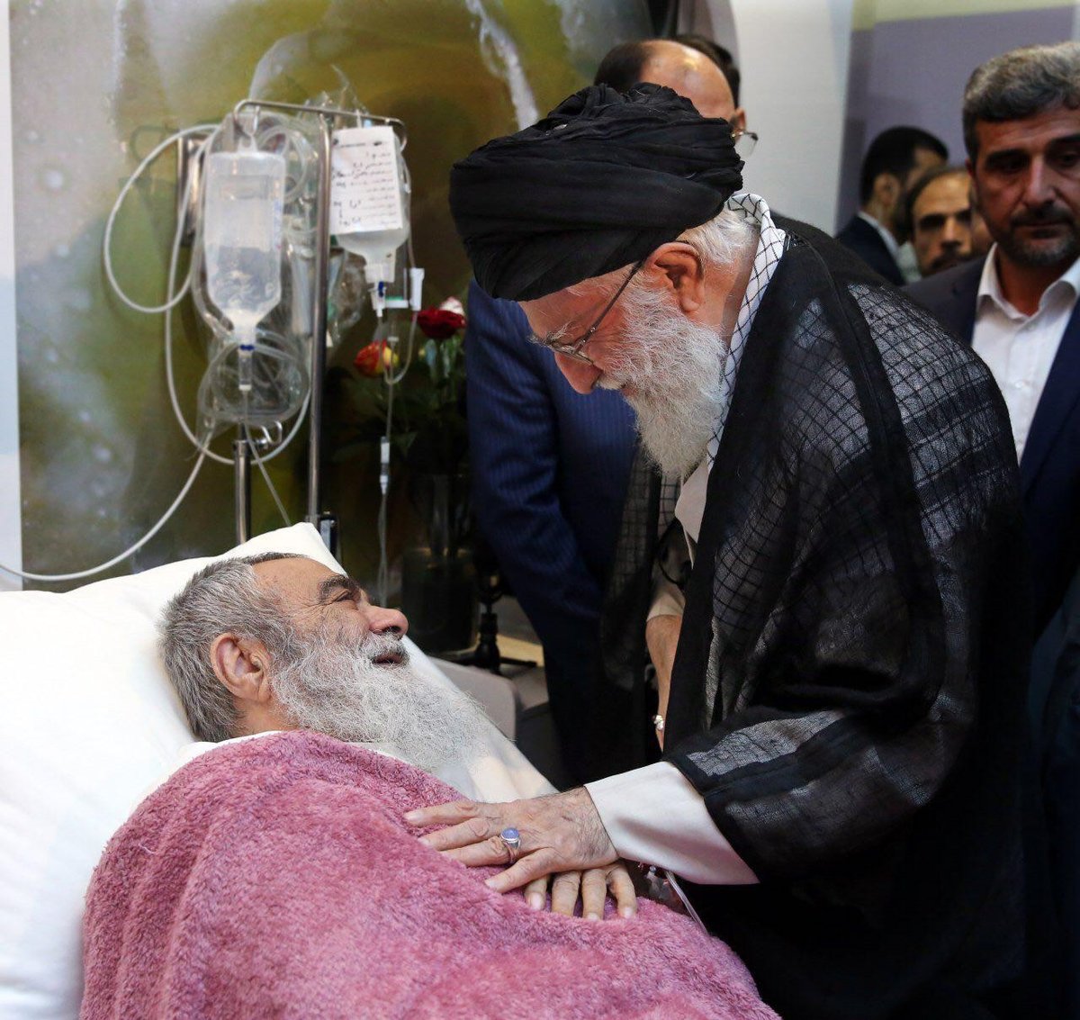 رهبر معظم انقلاب از آیت‌الله مظاهری عیادت کردند+تصویر