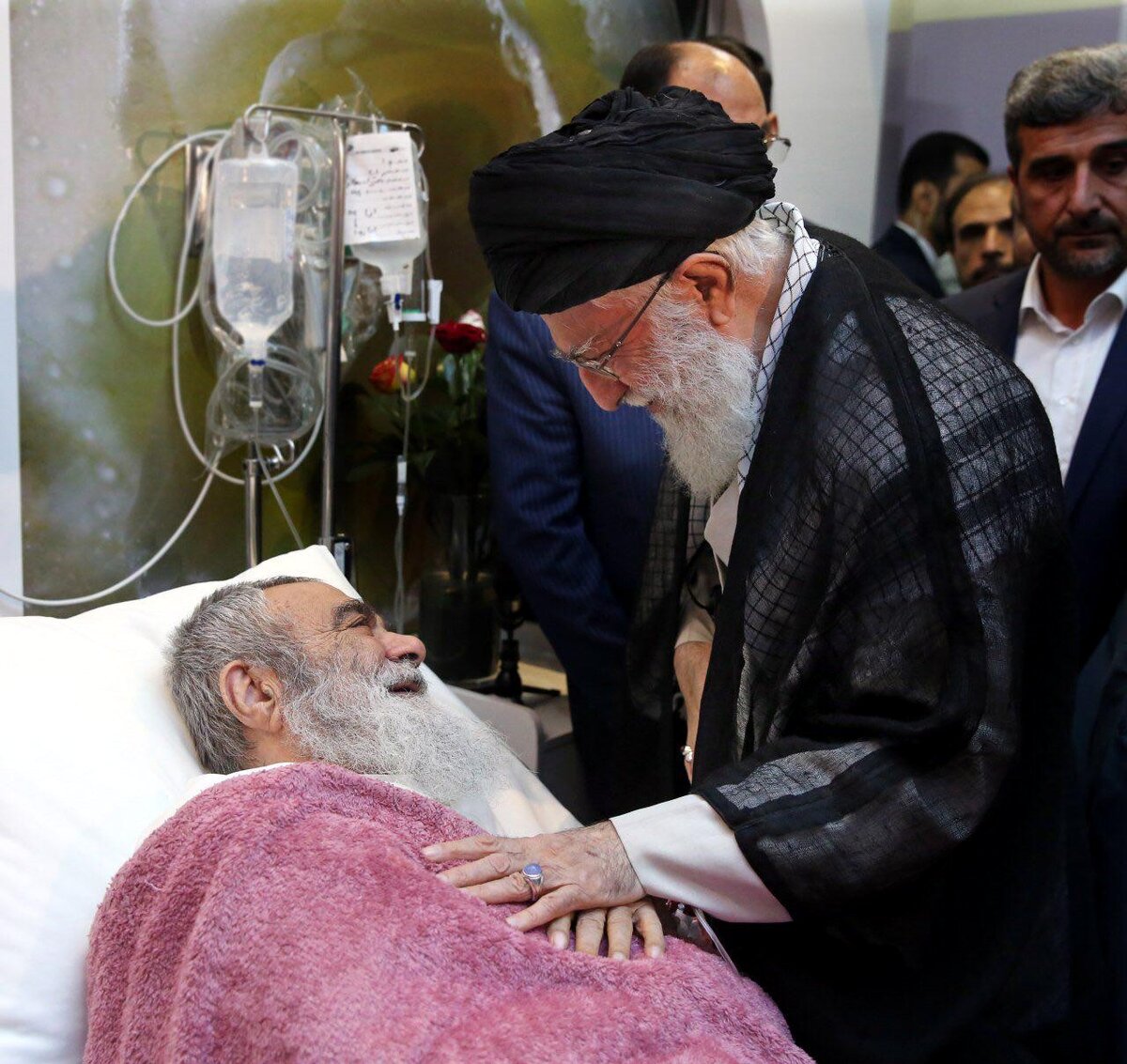 رهبر معظم انقلاب از آیت‌الله مظاهری عیادت کردند+تصویر