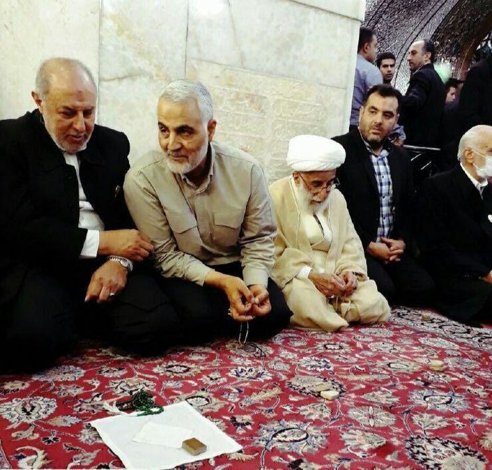 هم‌نشینی سردار سلیمانی با آیت‌الله جنتی در حرم امام رضا