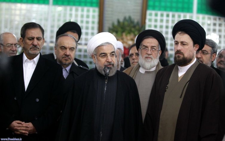 مردم در پای صندوق رای از حق آزادی بهره می‌برند