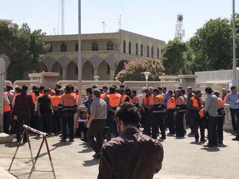 تجمع کارکنان اداره راهداری اصفهان مقابل استانداری