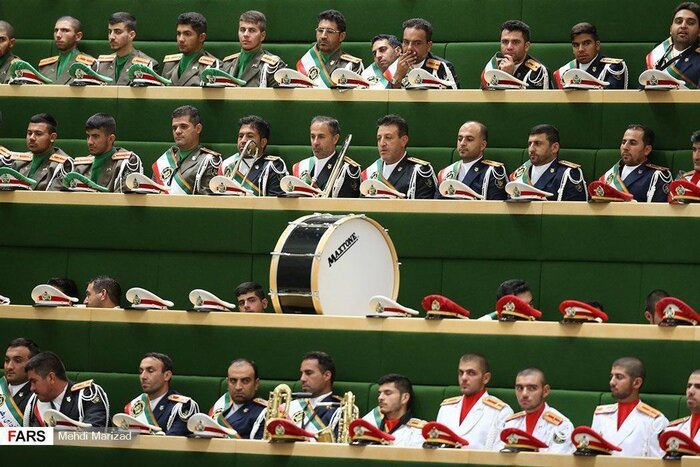 گروه مارش مستقر در مجلس، که سرود ملی را نواخت