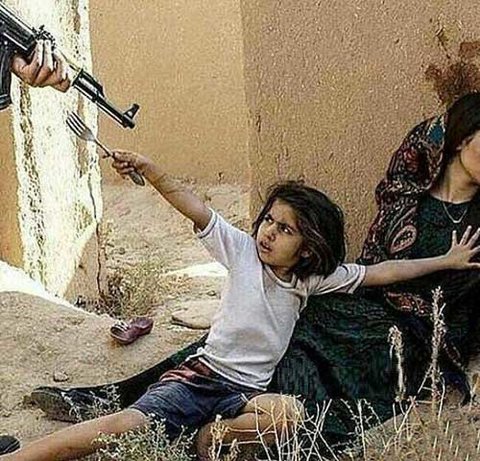 دفاع دختربچه سوری از جنازه‌ مادرش