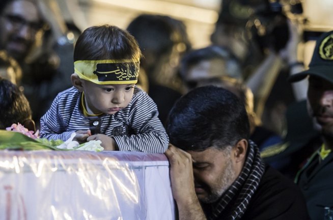 فرزند شهید حججی مقابل تابوت پدر