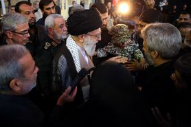 حضور رهبر انقلاب در کنار پیکر مطهر شهید حججی