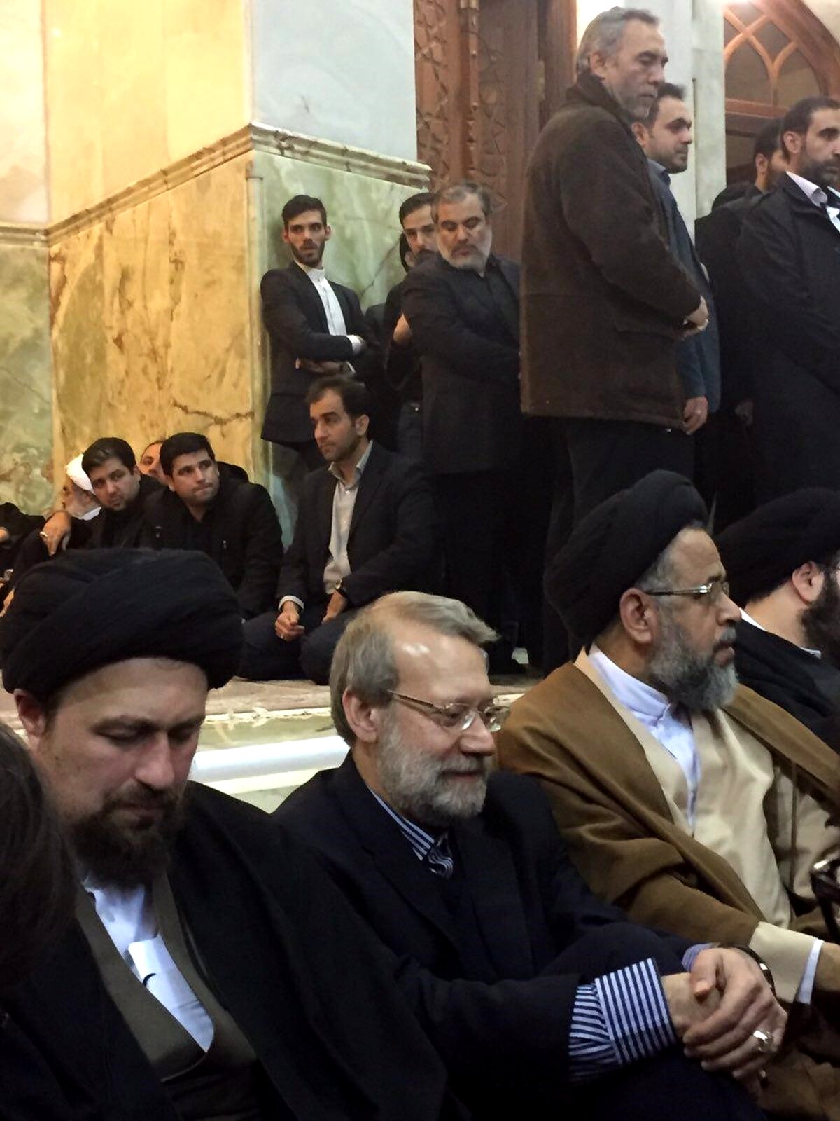 هم‌نشینی علی لاریجانی و سیدحسن خمینی در مراسم چهلم آیت‌الله هاشمی