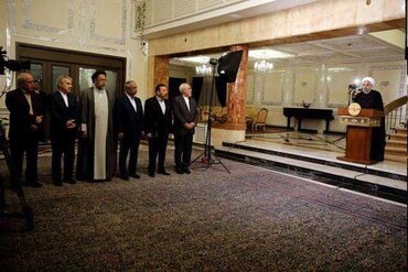 افرادی که هنگام سخنرانی روحانی در کنار او بودند