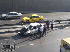1 مصدوم در برخورد  پراید با گارد ریل در اتوبان شهید حبیب الهی