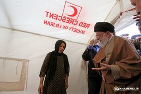 رهبر انقلاب در چادرهای اسکان زلزله‌زدگان