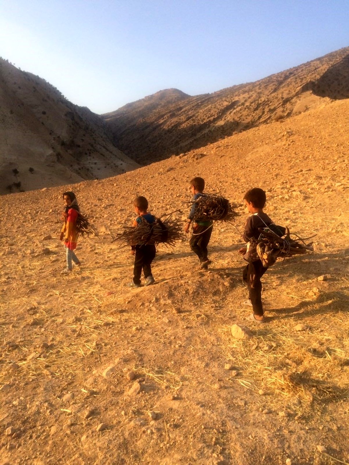 روایت عبور پرخطر دانش آموزان از رودخانه