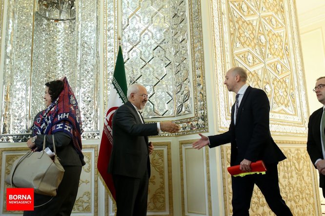 تذکر ظریف به حجاب دیپلمات انگلیسی