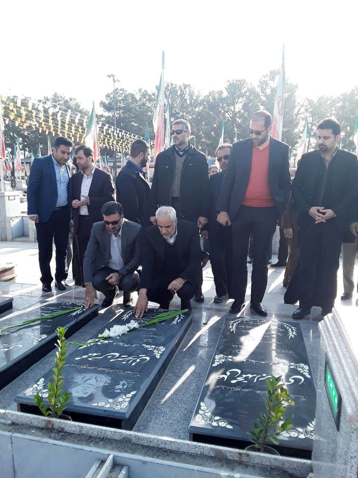 ادای احترام مهرعلیزاده با حضور در گلستان شهدای کاشان