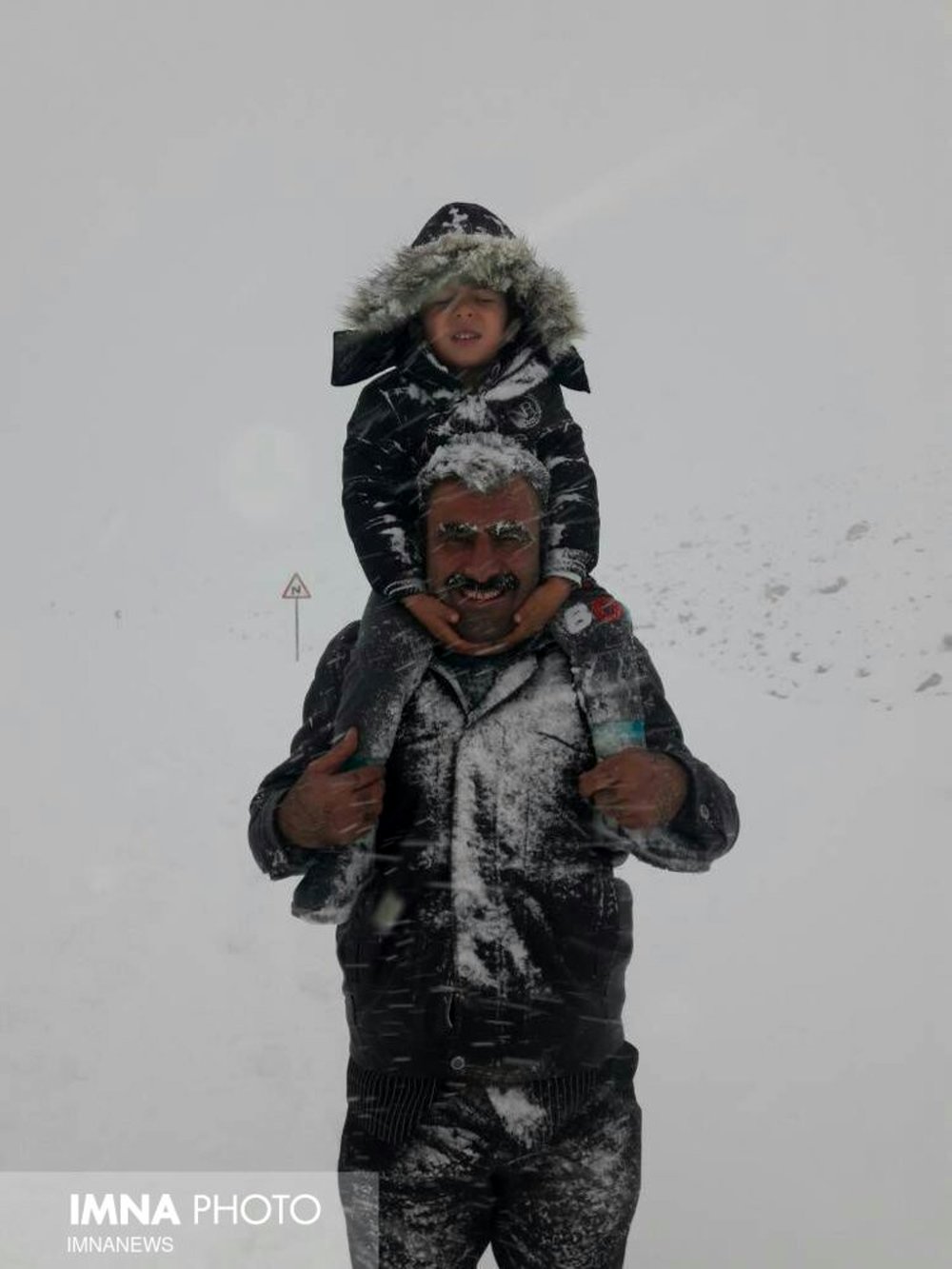 نجات خانواده گرفتار شده در ارتفاعات گردنه بیژن