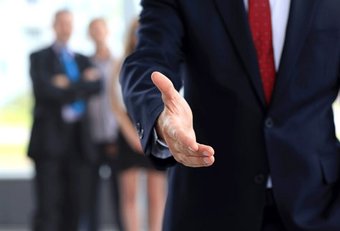 چطور دست بدهیم که در خاطر دیگران بمانیم؟