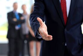 چطور دست بدهیم که در خاطر دیگران بمانیم؟