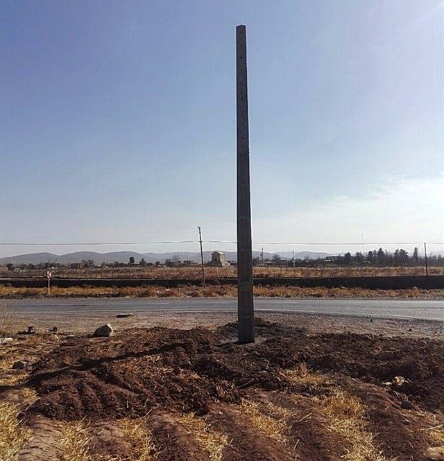 نصب تیر چراغ برق در آرامگاه کوروش!