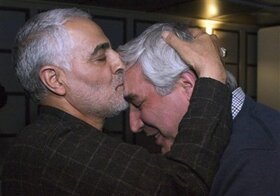 بوسه قاسم سلیمانی بر پیشانی حاتمی‌کیا