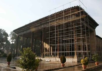 چهلستون در آستانه احیا: آغاز مرمت ستون‌های ایوان کاخ صفوی ثبت یونسکو / نقش حیاتی چهلستون در اقتصاد نقره‌ای اصفهان