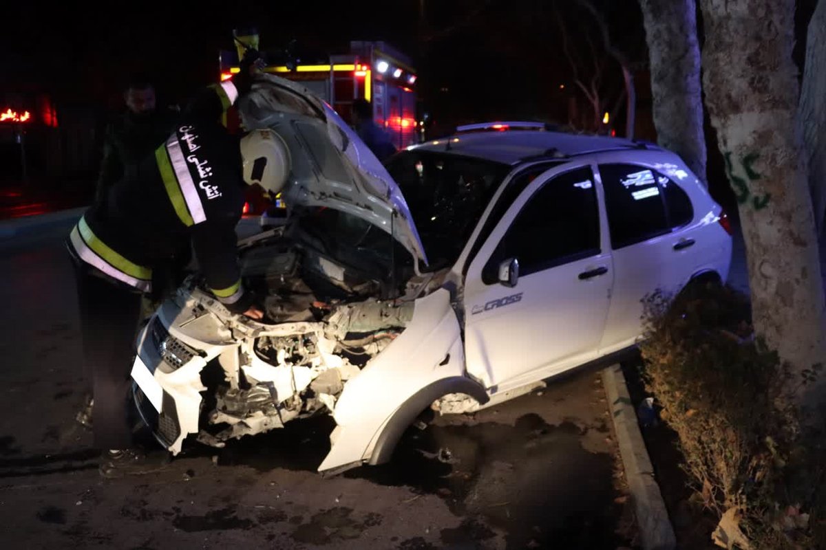 تصادف خودرو کوییک با تیر چراغ برق و درختان خیابان سلمان