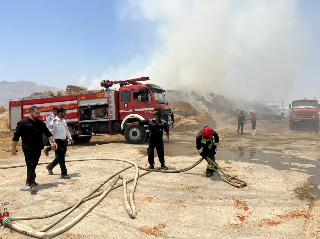 وقوع حریق در 1000 تن انبار علوفه فوکا+گزارش تصویری و فایل صوتی