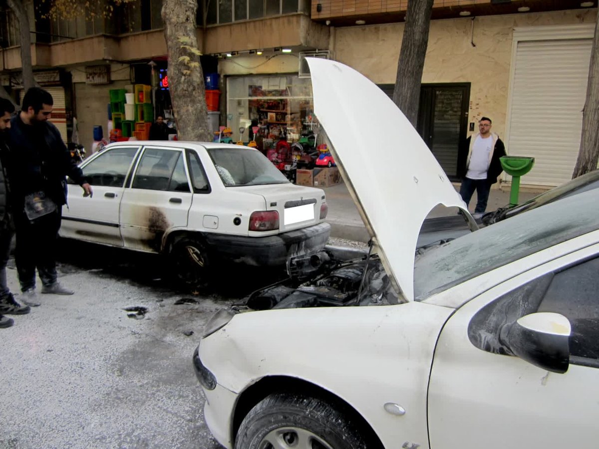حریق مسری دو خودرو در اصفهان