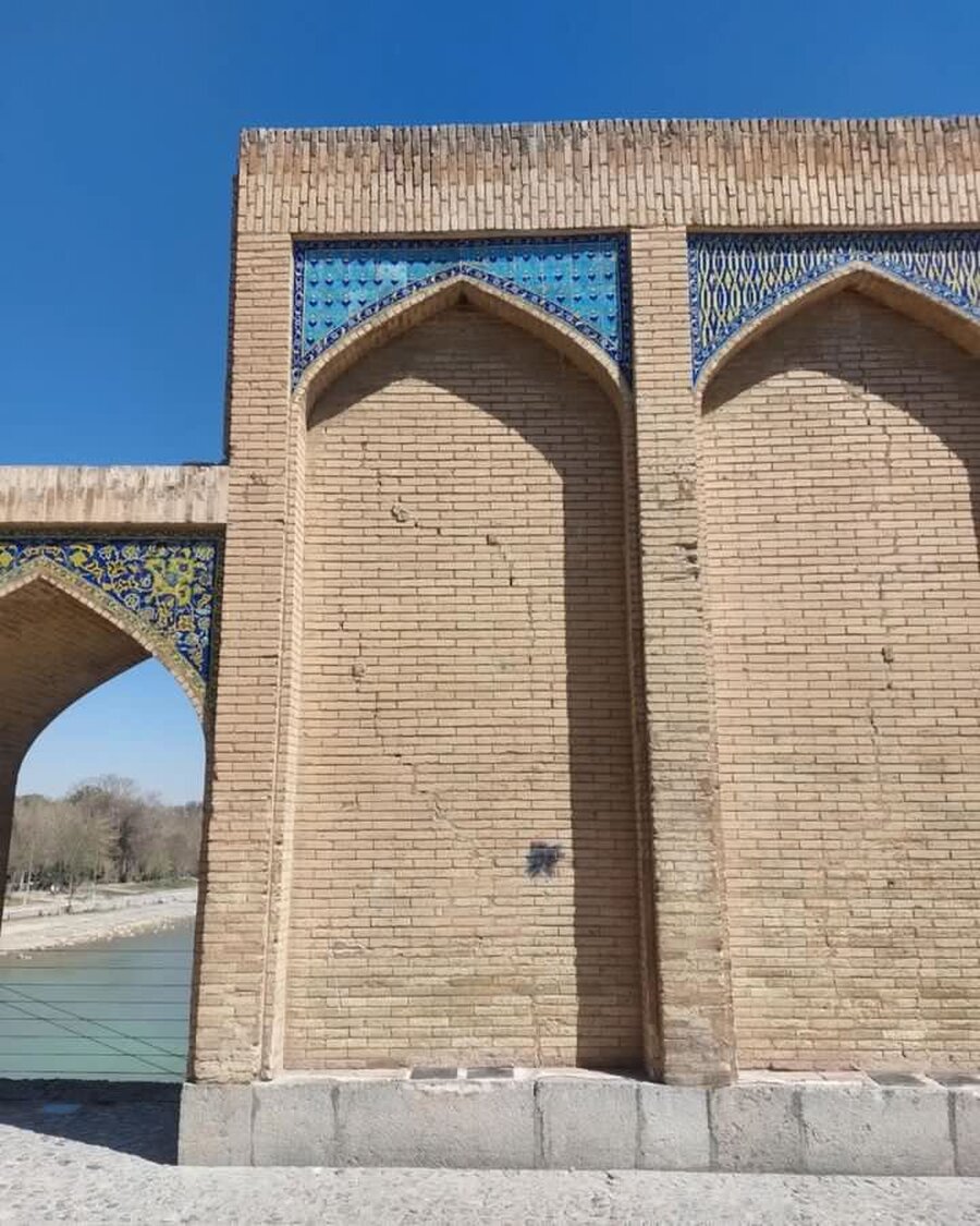 ترقه بی‌رگی فرهنگی  بر تن پل خواجو