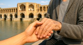 ۳۰ درصد جمعیت ایران تا ۱۴۳۰ سالمند می‌شوند | چالش‌ها، اقتصاد نقره‌ای و راهکار ۵۰ مرکز شهری اصفهان


